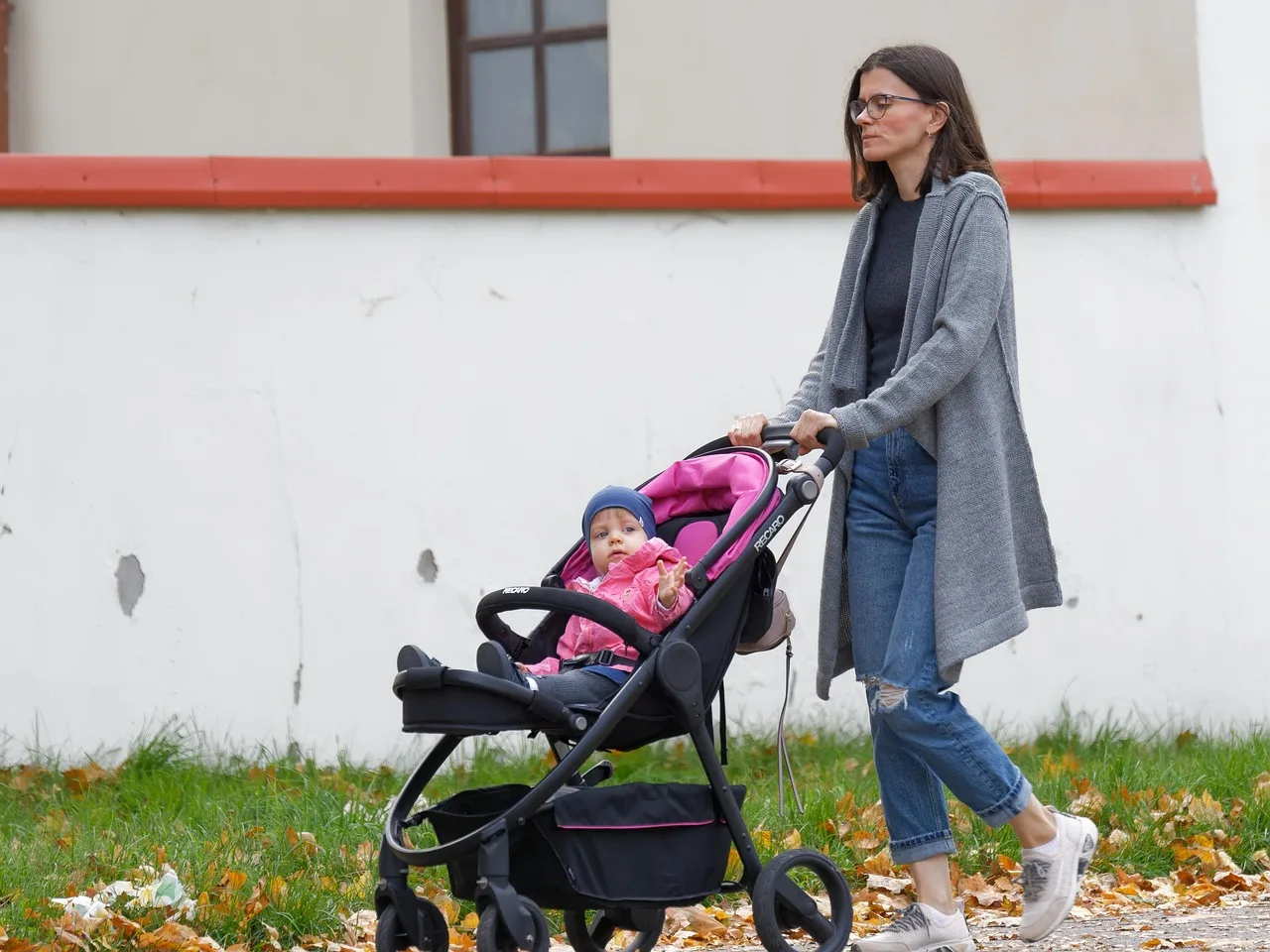 Poussette face parent ou face route : à quel âge la tourner ?