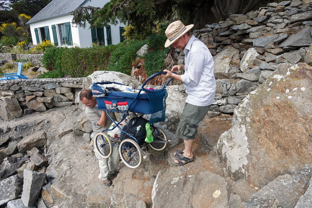Poussettes tout-terrain : grandes roues et suspensions pour les chemins